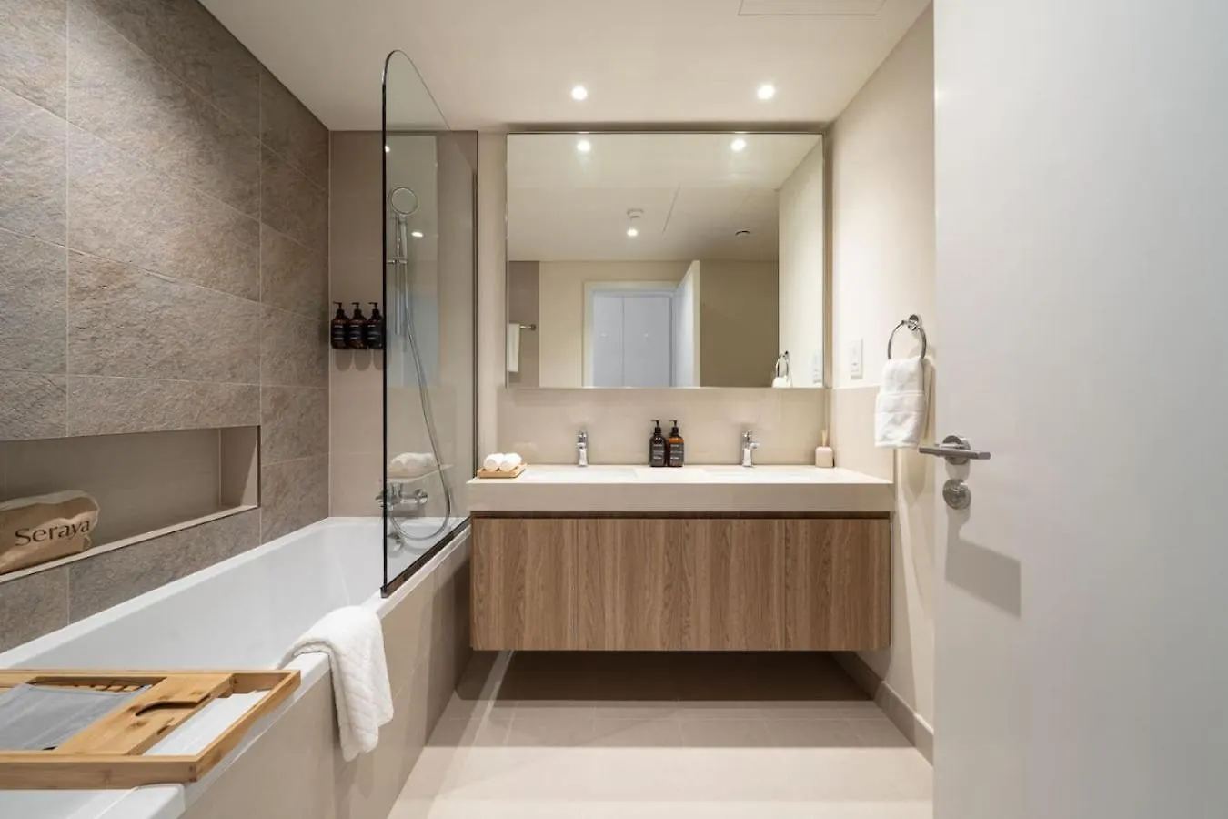 Seraya Residence 9 - 4Bdr - Skyline And Burj View - 3 Balconies Dubai 0*,  United Arab Emirates